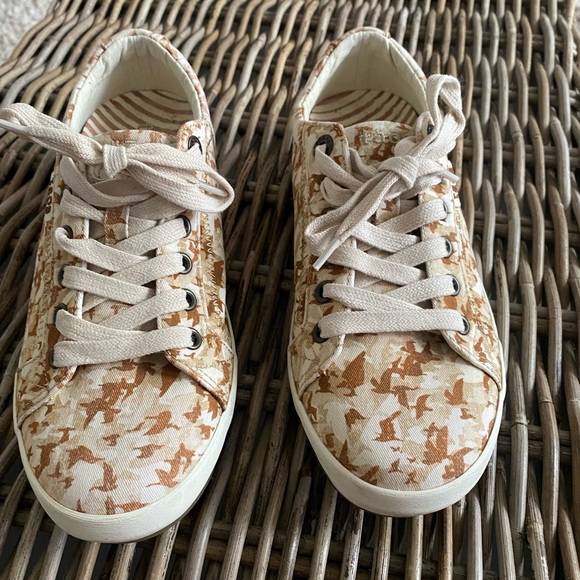 Taos Footwear star color desert camo like new only worn once. No damage - Picture 2 of 4